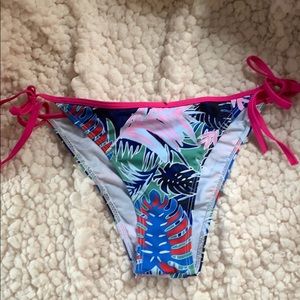Adorable swim bottoms! Never worn